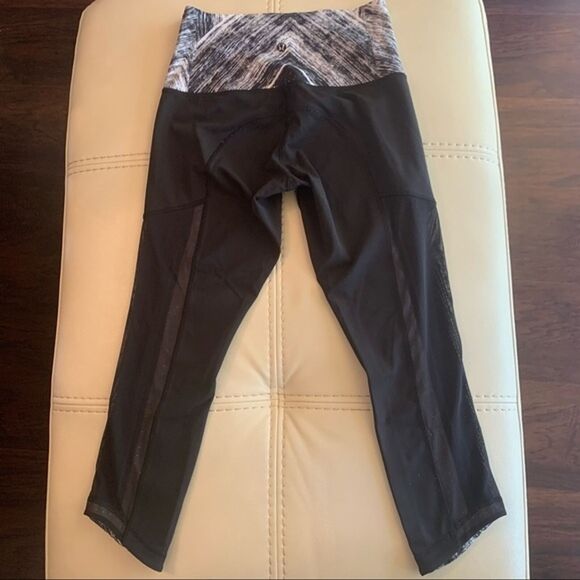 Lululemon Hot To Street Crop Size: 4 - Picture 9 of 12